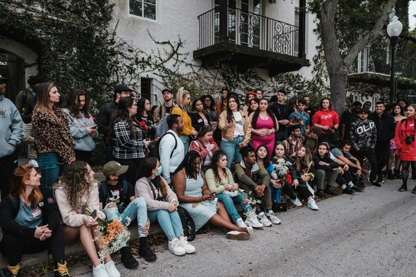 Wie kann man saisonale Trends in die Damenmode integrieren?